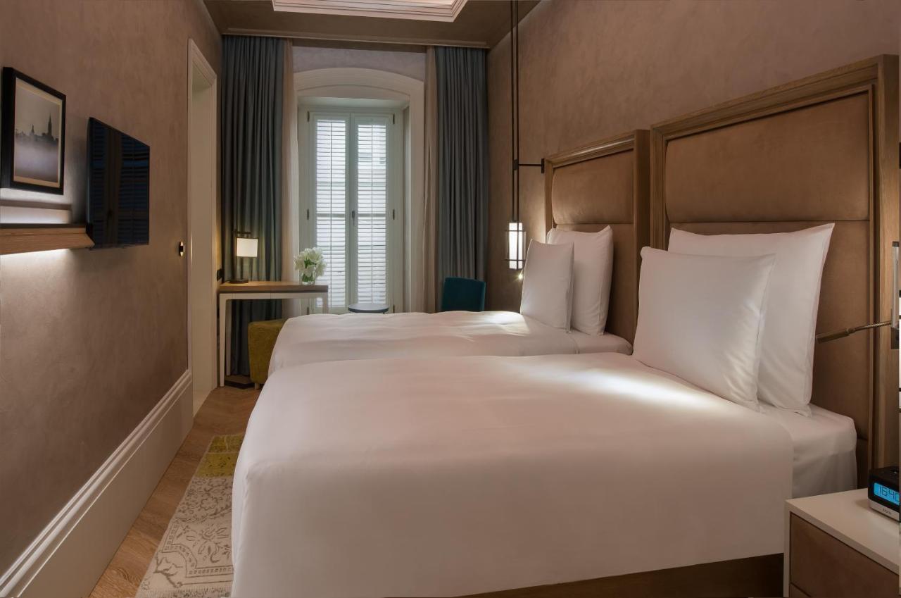 10 Karakoy Hotel อิสตันบูล ภายนอก รูปภาพ A room at the hotel