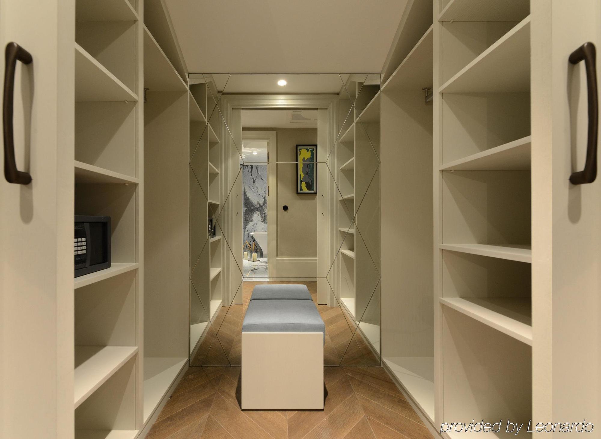 10 Karakoy Hotel อิสตันบูล ภายนอก รูปภาพ A walk-in closet