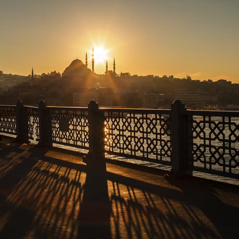 10 Karakoy Hotel อิสตันบูล ภายนอก รูปภาพ The Bosphorus at sunset