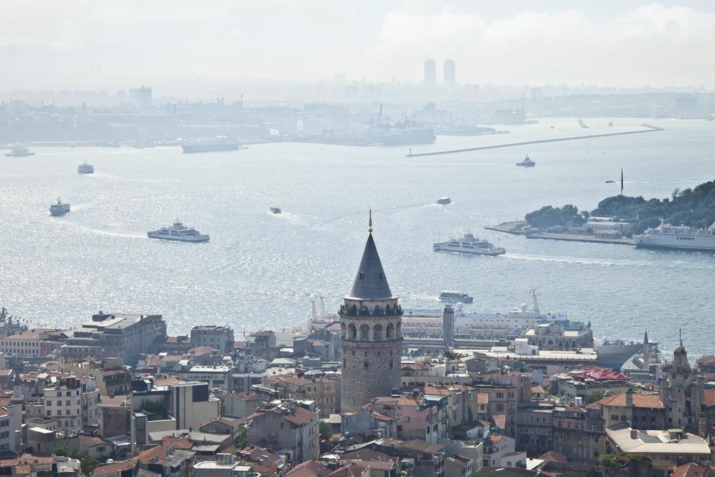 10 Karakoy Hotel อิสตันบูล ภายนอก รูปภาพ The Bosphorus, the main artery of the sea, as seen from the Galata Tower.
