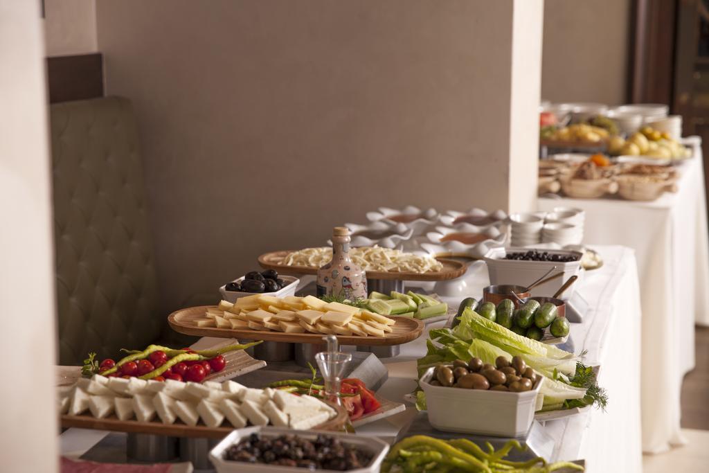 10 Karakoy Hotel อิสตันบูล ภายนอก รูปภาพ A buffet
