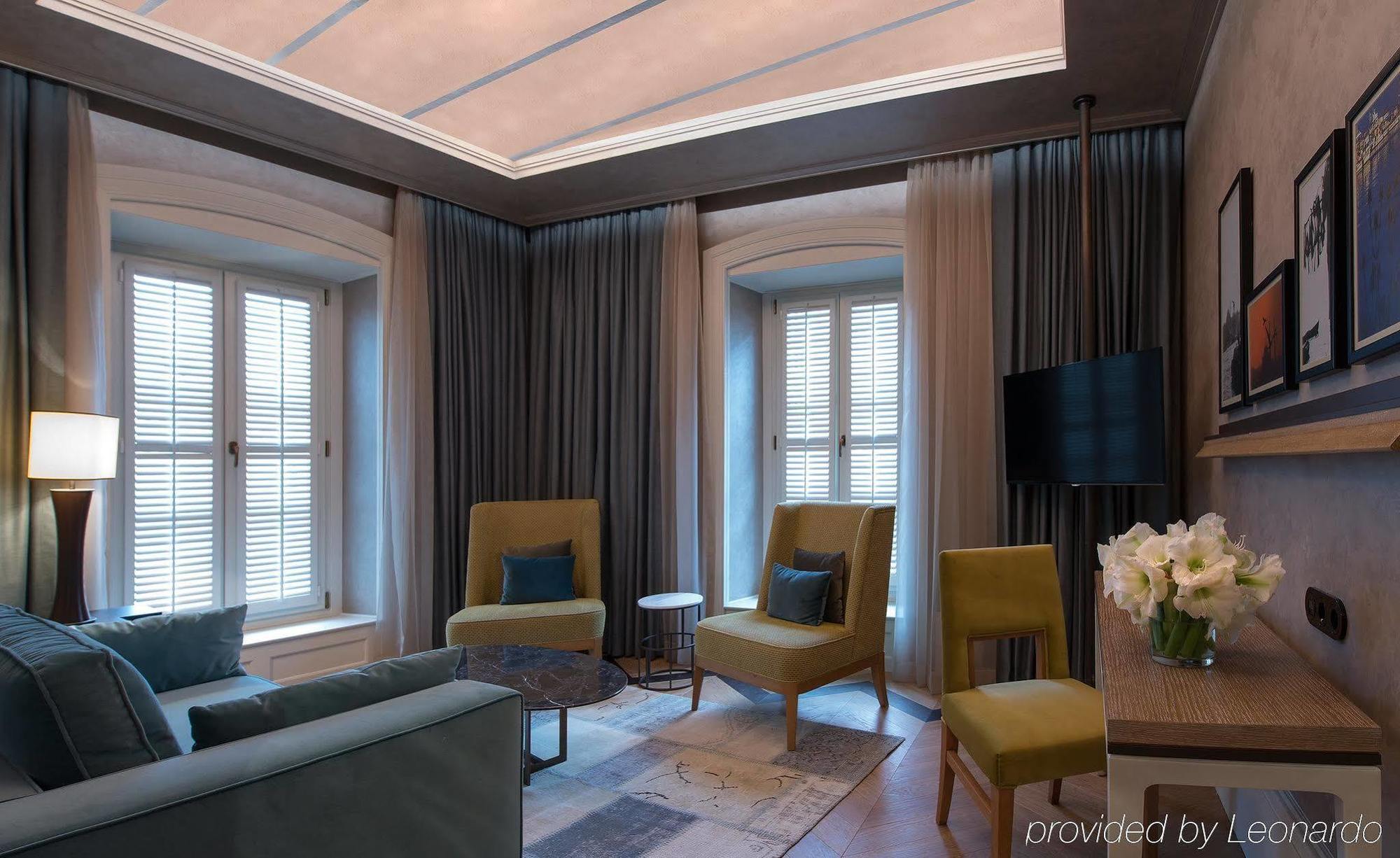 10 Karakoy Hotel อิสตันบูล ภายนอก รูปภาพ The interior of a suite at the hotel